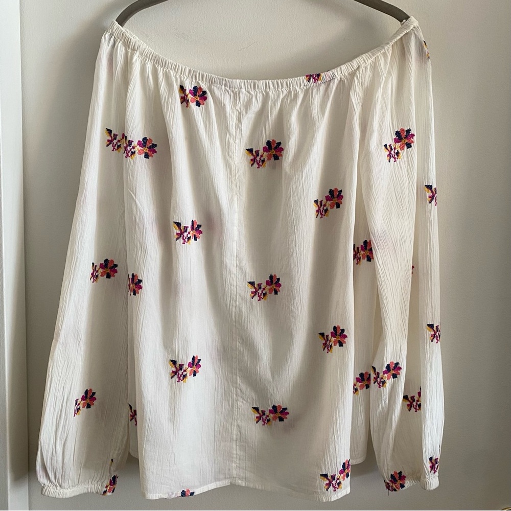 Gap L off white Floral Embroidered wide neck top. - Picture 5 of 6